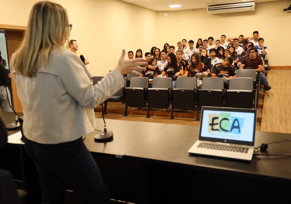 Ministério Público recepciona 70 alunos da rede estadual de ensino para falar de direitos e deveres