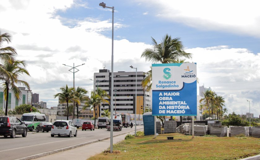 Prefeitura inicia instalação de postes na orla da Praia da Avenida e Sobral