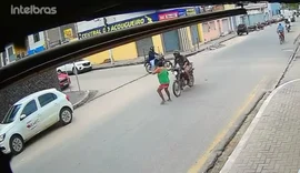 Mulher é atropelada por motocicleta enquanto atravessava rua em Arapiraca