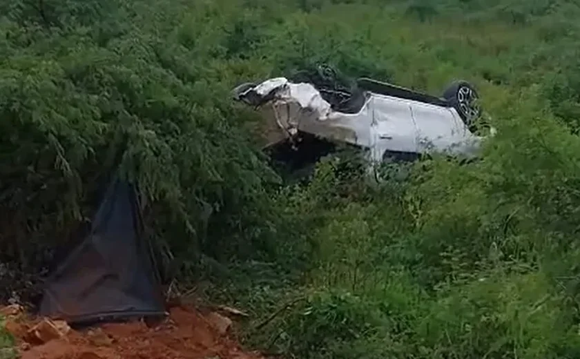 Caminhonete capota na AL-115 e deixa casal ferido em Palmeira dos Índios
