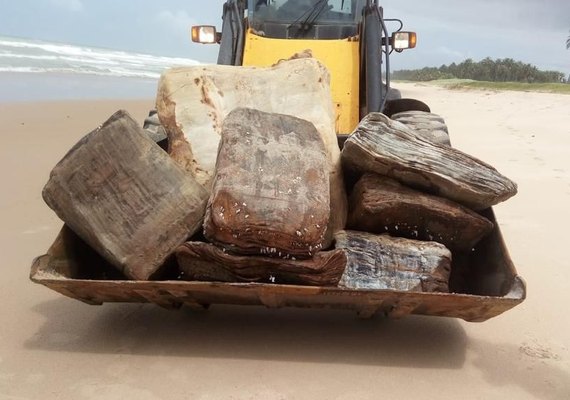 ​Fardos de borracha encalhados nas praias de Alagoas são de naufrágio da 2ª guerra
