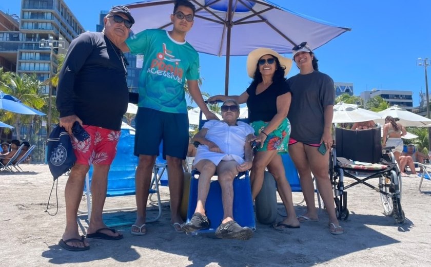 Após quatro anos, idosa volta a tomar banho de mar com apoio do Praia Acessível em Maceió