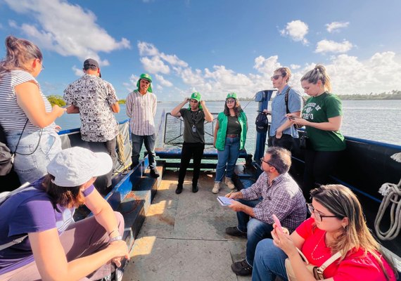 Estudantes de pós-graduação de políticas públicas conhecem funcionamento do Ecoboat