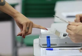 Ministros do TSE se reúnem às portas fechadas após decisão de Zanin