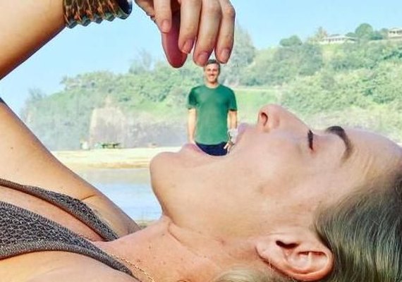 Luciano Huck posta foto divertida com Angélica no Havaí