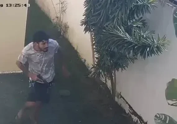 Imagens mostram suspeitos correndo armados após assassinato de jovem em Maceió