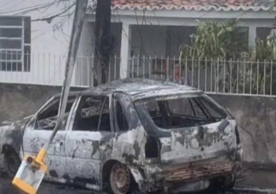 Veículo pega fogo após colidir em poste de energia elétrica no Sertão de Alagoas