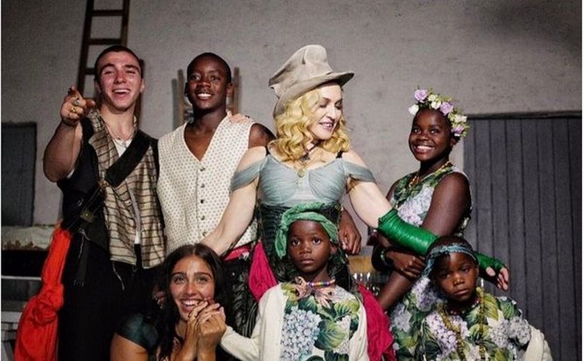 Madonna posa pela primeira vez com seus seis filhos