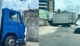 Caminhão invade calçada e derruba poste em acidente na orla de Cruz das Almas, em Maceió