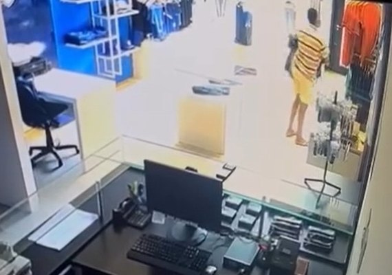 Câmera de segurança flagra momento em que suspeito invade loja do CSA e furta roupas