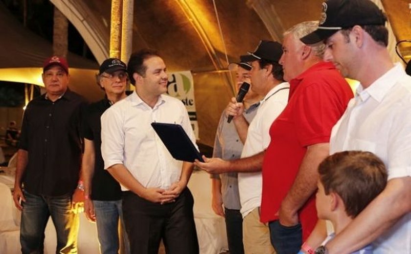 Renan Filho recebe homenagem de setor agropecuário por apoiar vaquejada