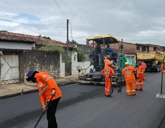 Prefeitura realiza serviços de pavimentação e drenagem em ruas da parte alta de Maceió