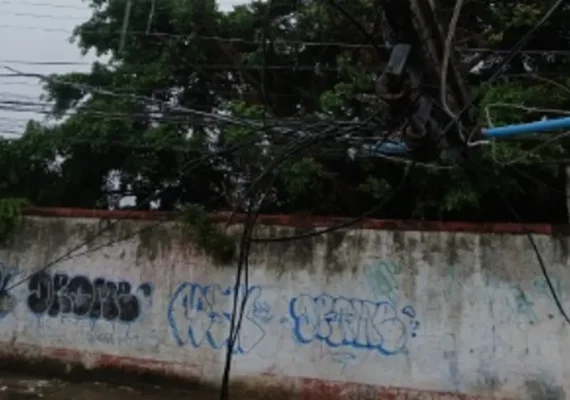 Poste cai sobre residências na Pajuçara após caminhão-baú colidir na estrutura