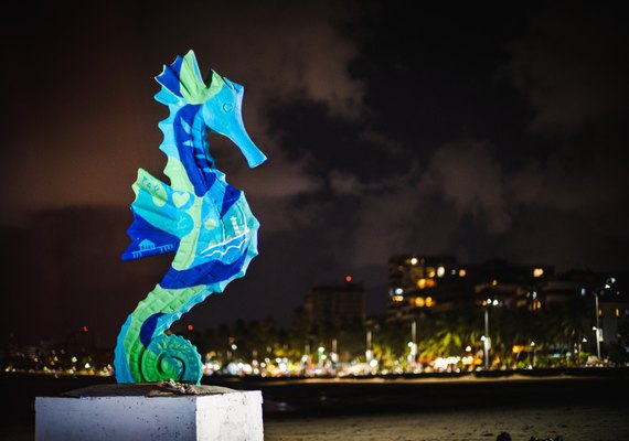 Cavalo-marinho da Ponta Verde ganha pintura especial que conta histórias de Maceió
