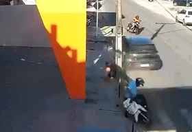 Câmera de videomonitoramento registra carro na contramão atingindo duas motos e batendo em caminhão em Penedo
