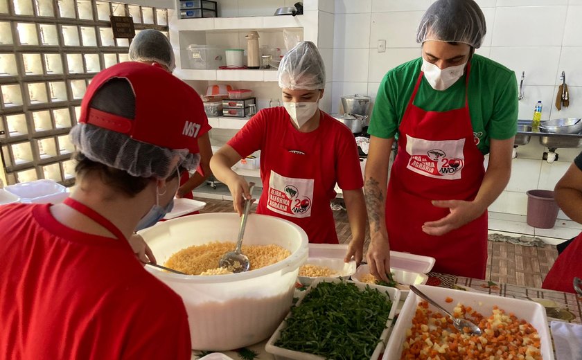 MST distribui marmitas e toneladas de alimentos na periferia de Maceió neste sábado (18)