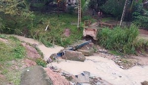 Ponte desaba e deixa moradores sem acesso na Grota da Alegria