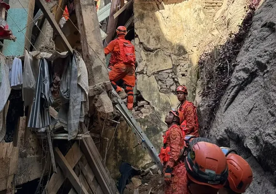 Bombeiros resgatam 17 pessoas de casarão que desabou no Rio