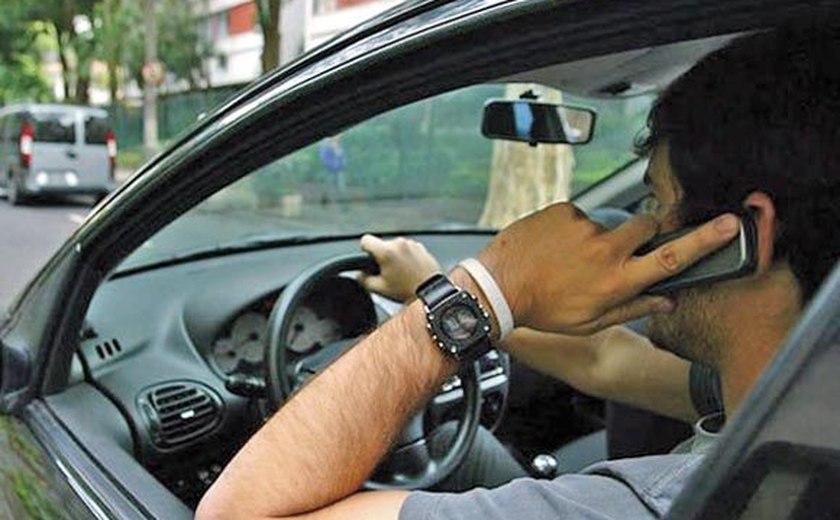 Valor da multa para quem usar celular ao volante mais que dobra