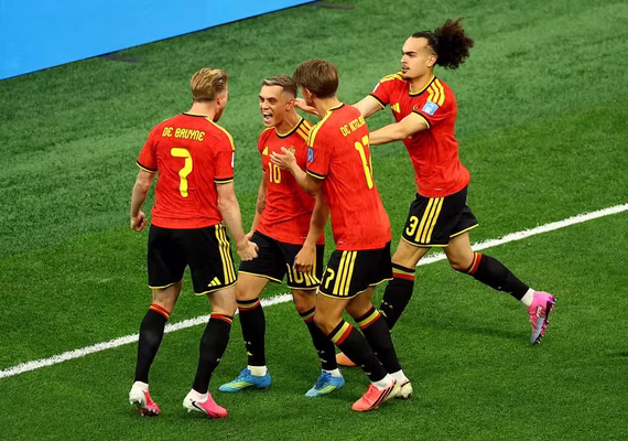Bélgica goleia, elimina Nova Zelândia e avança à segunda fase na liderança