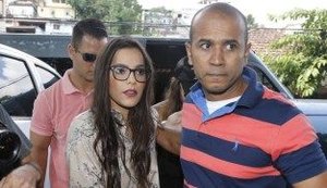 Emilly depõe sobre caso de agressão; fãs fazem protesto na delegacia