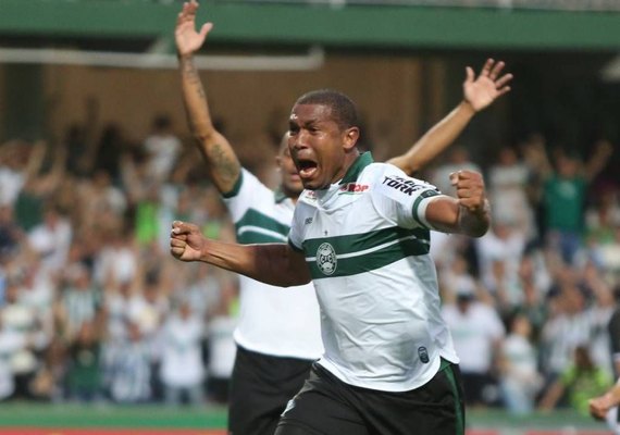Coritiba vence o Figueirense no Couto Pereira e entra no G4
