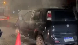 Incêndio atinge carro na Avenida Menino Marcelo