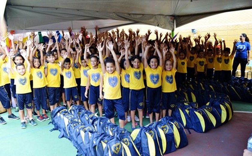 Estudantes de Maceió recebem kits de material escolar da LBV