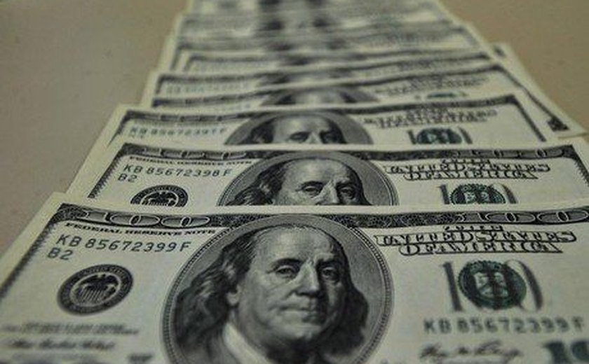 Dólar inicia o mês de abril operando em queda, após subir em março