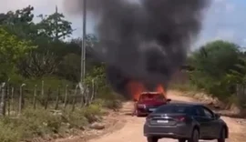 Carro é destruído por incêndio em estrada vicinal no Sertão de Alagoas