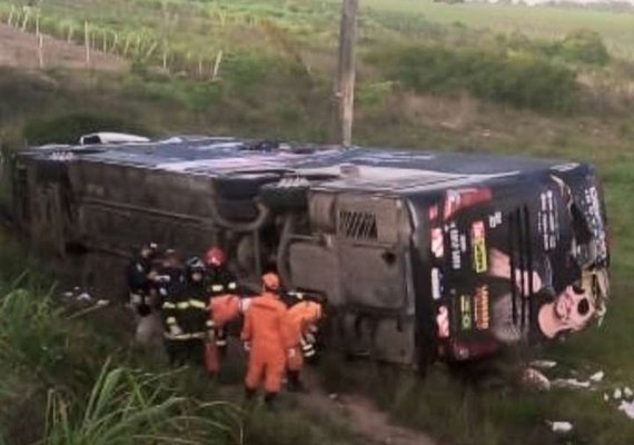 Músico da Banda de Deivinho Novaes morre após ônibus tombar em São Sebastião