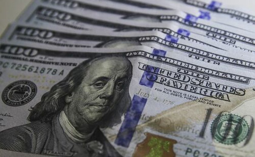 Dólar abre a quarta-feira (27) cotada a R$ 4,97