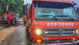 Caminhoneiro fica preso às ferragens após colidir contra árvore em Rio Largo