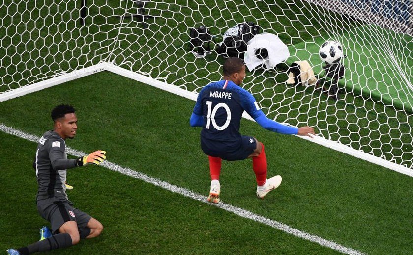França ganha, avança às oitavas e elimina o Peru da Copa do Mundo