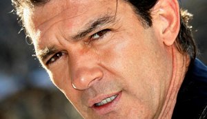 Antonio Banderas é levado ao hospital após sentir fortes dores no peito, diz jornal