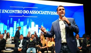 Flávio Bolsonaro faz visita ao pai em prisão domiciliar e recebe apoios em São Paulo