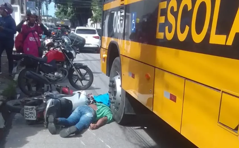 Colisão entre ônibus escolar e motocicleta deixa homem morto no Farol