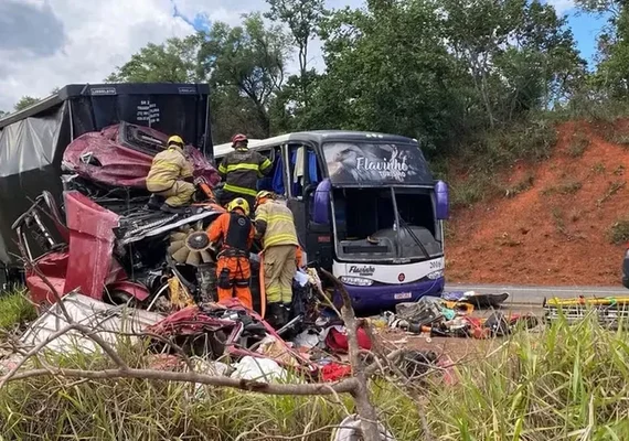 Colisão entre carreta carregada de cerveja e ônibus com alagoanos  deixa mais de 50 feridos