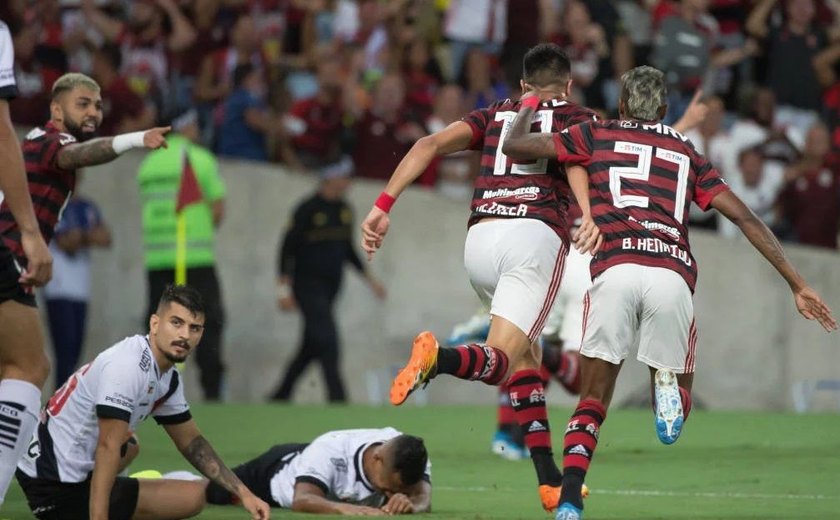 Em jogo de duas viradas, Flamengo e Vasco ficam no empate por 4 a 4