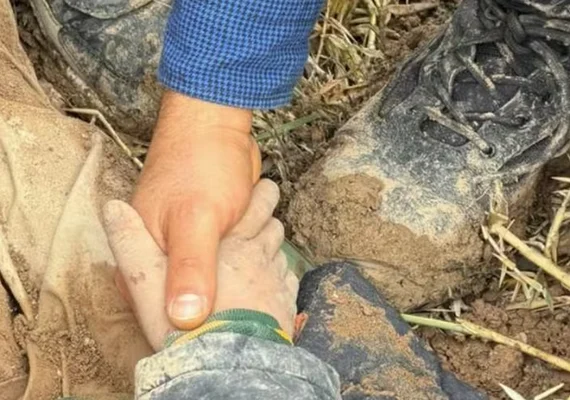 Menino que estava desaparecido é encontrado 'enterrado vivo'