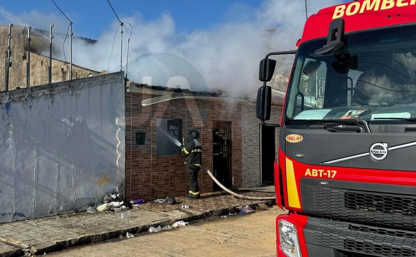 Homem incendeia casa após ameaça em Arapiraca; ninguém fica ferido