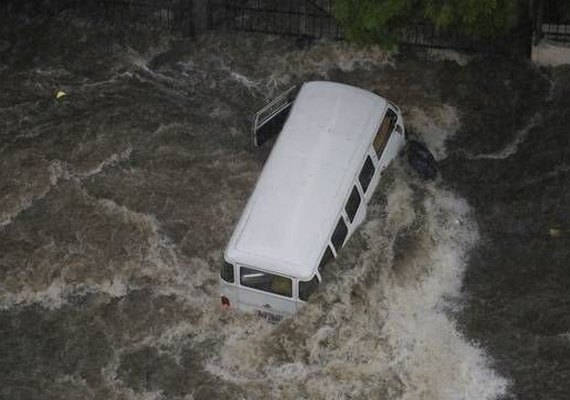 Chuva em São Paulo deixa capital com alagamento e vias interditadas