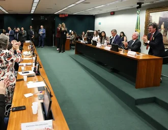 CCJ aprova admissibilidade de propostas que acabam com escala 6x1