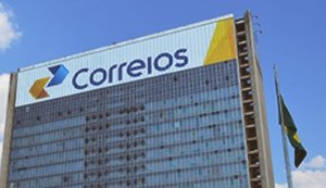No chão: Carteiro flagrado de chinelos retrata momento dos Correios