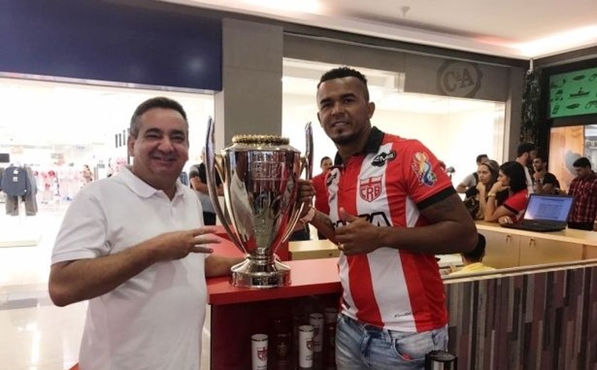 CRB reinaugura estande no Maceió Shopping e apresenta atacante Zé Carlos