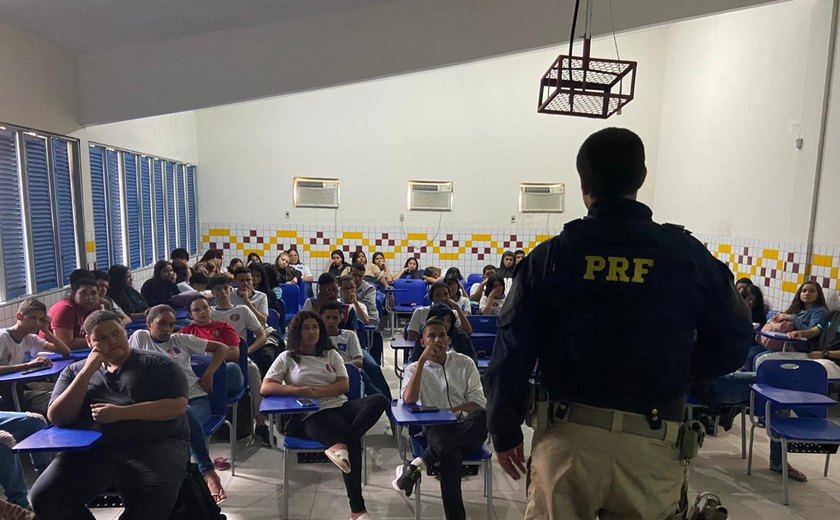 PRF/AL promove palestra sobre prevenção de acidentes no trânsito em escola