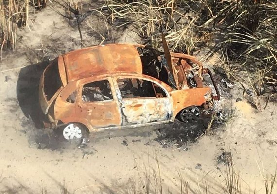 Polícia encontra carro carbonizado em Marechal Deodoro com corpo dentro
