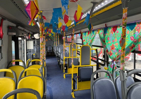 'Ônibus do Forró' leva música, alegria e o clima junino para passageiros de Maceió