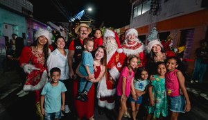 Em Rio Largo, prefeito promove circuito natalino com carreta iluminada em cortejo com personagens pelas ruas da cidade