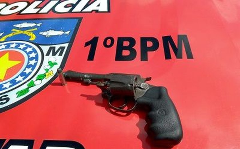 PM prende foragido da Justiça portando arma de fogo no Trapiche, em Maceió